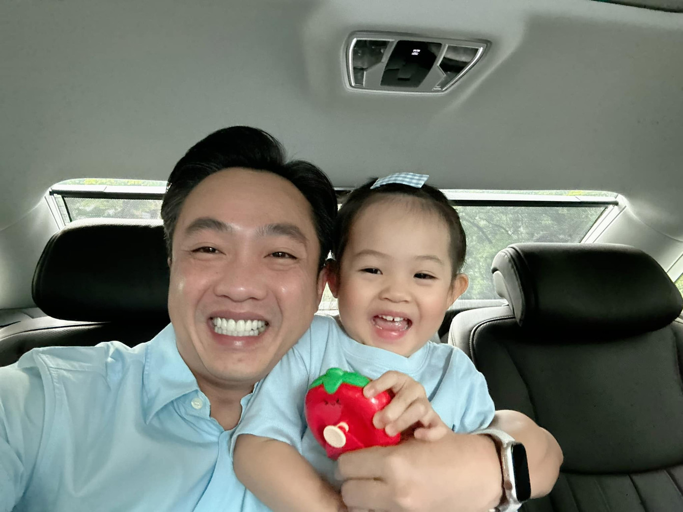 Ông xã Đàm Thu Trang còn thể hiện sự chu đáo khi là người đưa đón các con đi học. Ông xã Đàm Thu Trang còn thể hiện sự chu đáo khi là người đưa đón các con đi học.