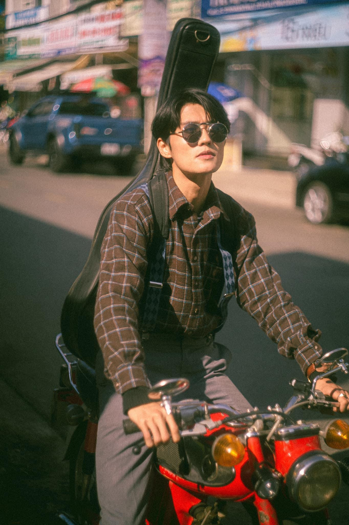 Avin Lu biến hình thành "tài tử Hồng Kông" với mắt kính đen, áo sơ mi sọc màu nâu và quần suspenders (quần có thêm dây đeo). Avin Lu biến hình thành "tài tử Hồng Kông" với mắt kính đen, áo sơ mi sọc màu nâu và quần suspenders (quần có thêm dây đeo).