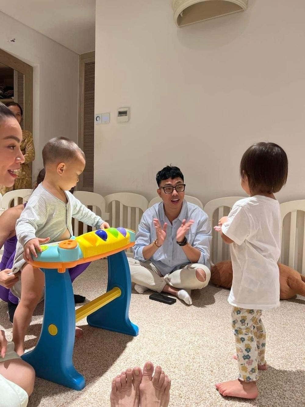 Nhạc sĩ Hồng Thuận cũng không nhận được sự hưởng ứng từ "siêu quậy" Leon. Nhạc sĩ Hồng Thuận cũng không nhận được sự hưởng ứng từ "siêu quậy" Leon.