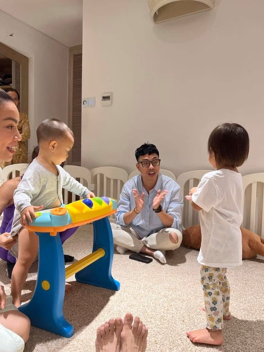Nhạc sĩ Hồng Thuận cũng không nhận được sự hưởng ứng từ "siêu quậy" Leon.