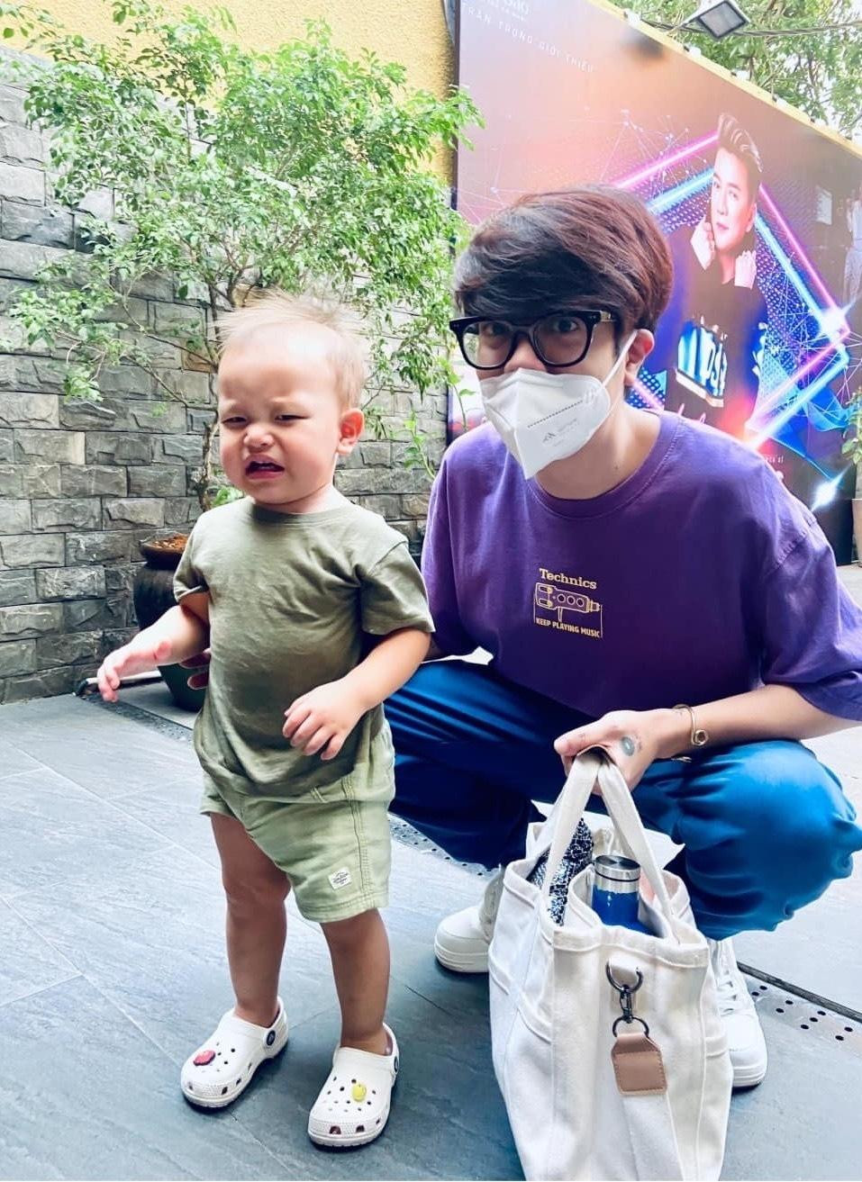 Leon với biểu cảm "khó ở" khi chụp ảnh cùng ca sĩ Bùi Anh Tuấn. Leon với biểu cảm "khó ở" khi chụp ảnh cùng ca sĩ Bùi Anh Tuấn.