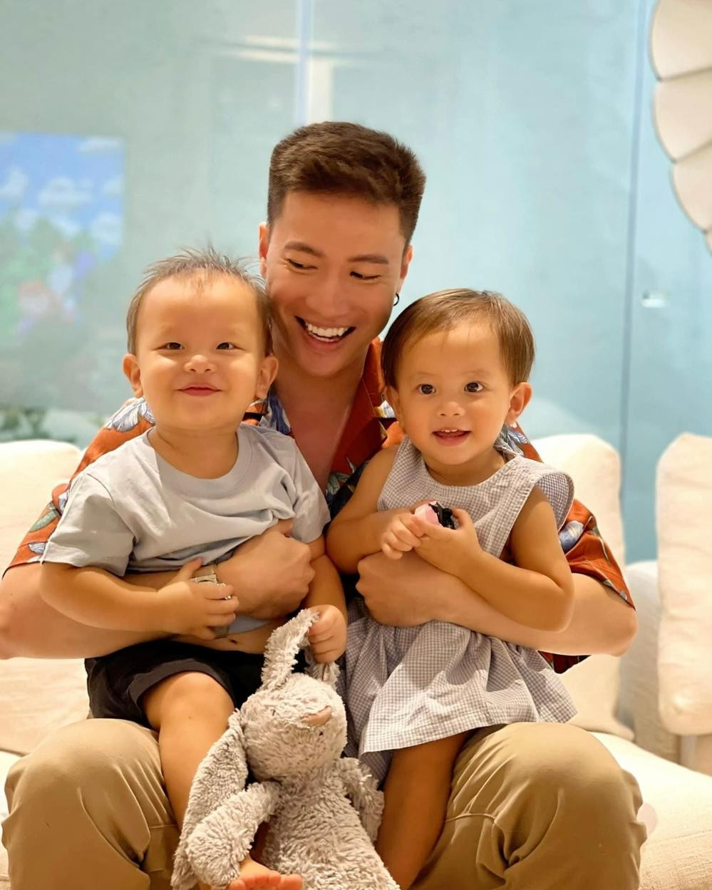 S.T Sơn Thạch thành công "chinh phục" được nhóc tì Leon. S.T Sơn Thạch thành công "chinh phục" được nhóc tì Leon.