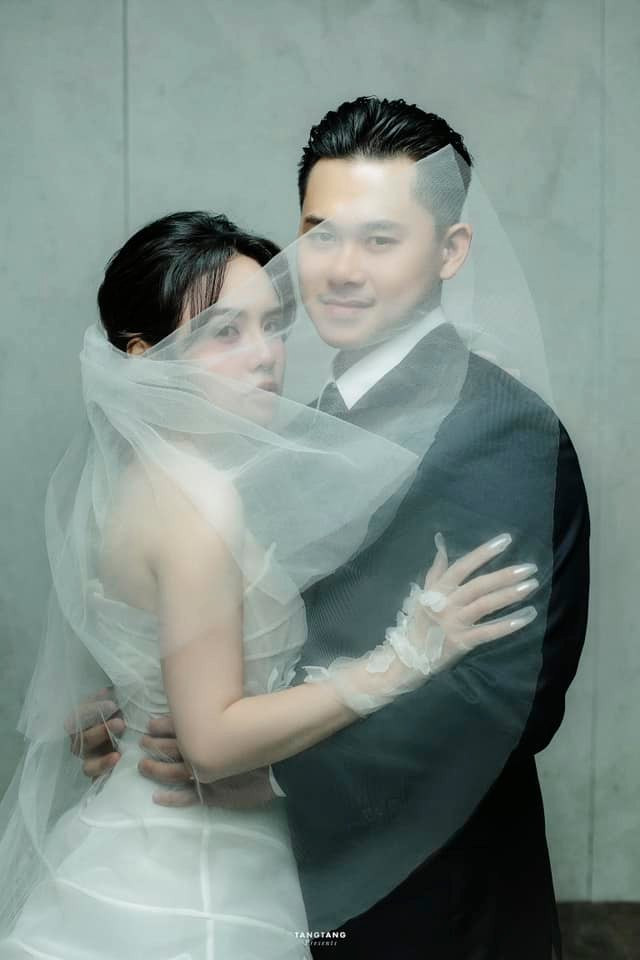 Thái Minh kém Thái Trinh 6 tuổi, cả hai đã có thời gian hẹn hò một năm trước khi quyết định "về chung một nhà". Thái Minh kém Thái Trinh 6 tuổi, cả hai đã có thời gian hẹn hò một năm trước khi quyết định "về chung một nhà".