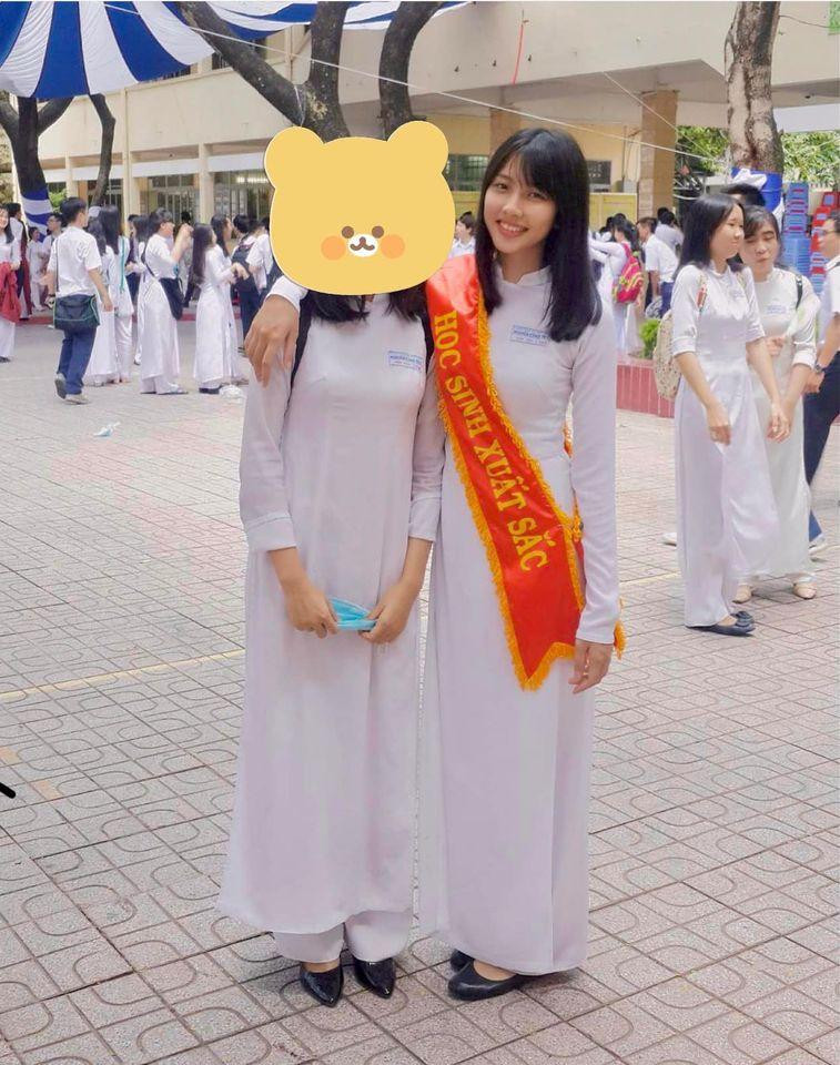 Thùy Tiên thời cấp 3 với vẻ đẹp nữ tính, dịu dàng.