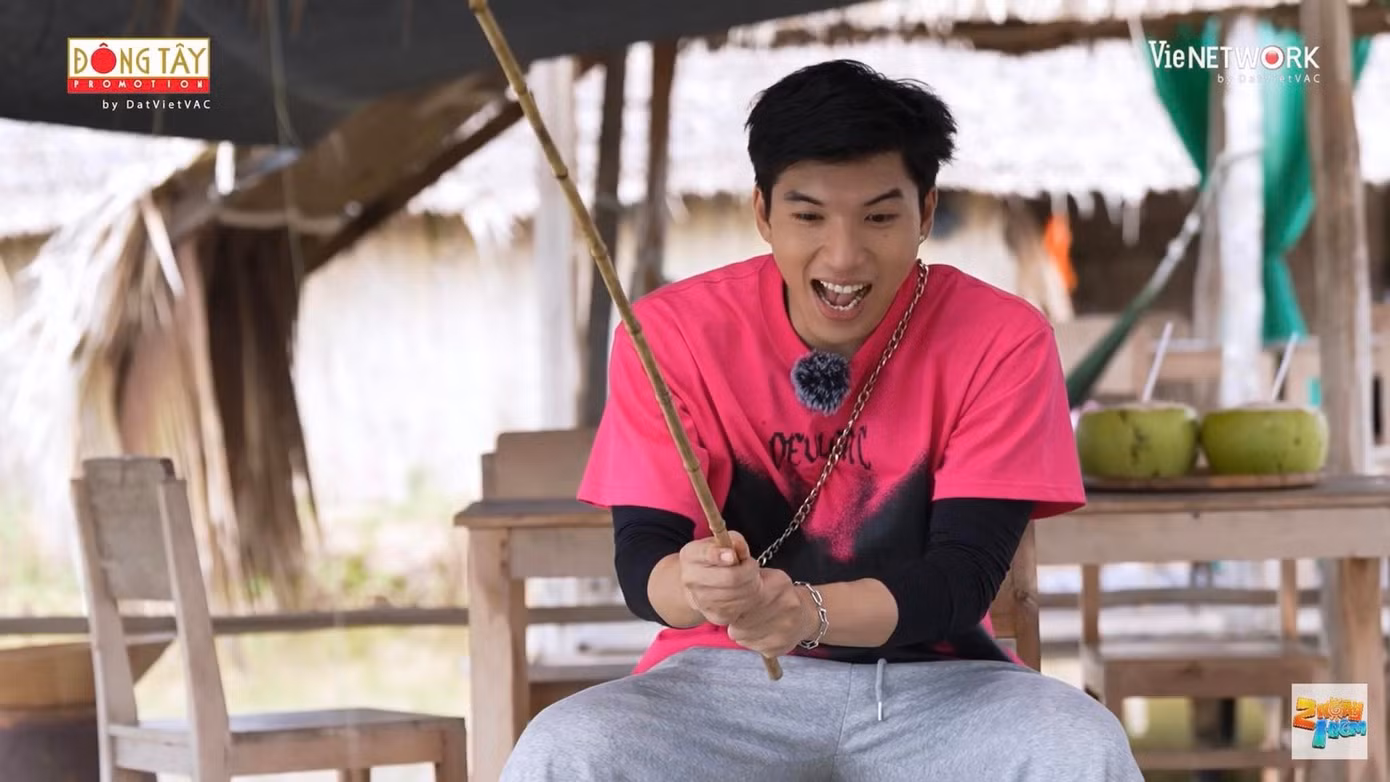 Thực hiện thử thách quá "mượt", HIEUTHUHAI bị Trường Giang trêu chọc là "được ưu ái". Thực hiện thử thách quá "mượt", HIEUTHUHAI bị Trường Giang trêu chọc là "được ưu ái".