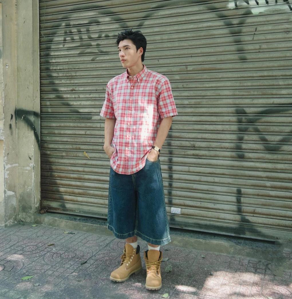 Jeans lửng ống rộng phối cùng sơ mi cũng là lựa chọn yêu thích của HIEUTHUHAI. Jeans lửng ống rộng phối cùng sơ mi cũng là lựa chọn yêu thích của HIEUTHUHAI.