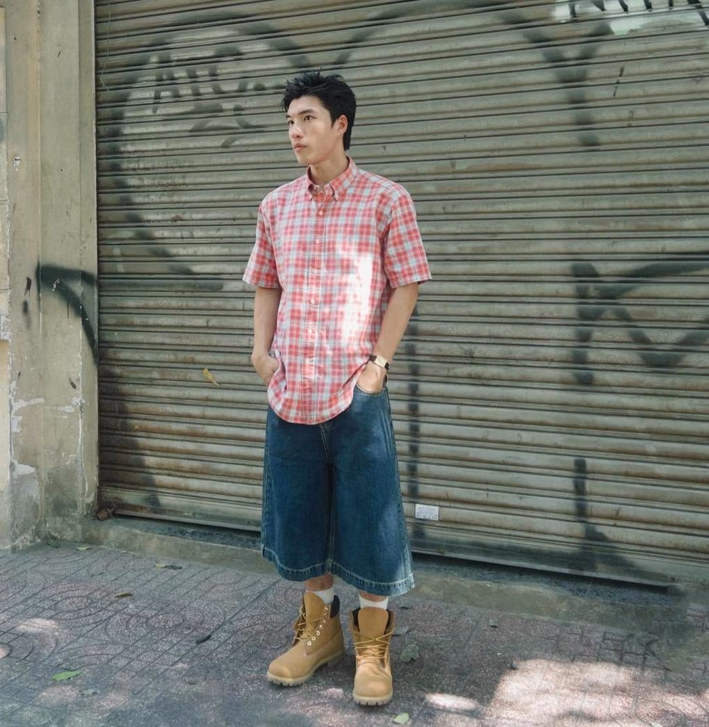 Jeans lửng ống rộng phối cùng sơ mi cũng là lựa chọn yêu thích của HIEUTHUHAI.
