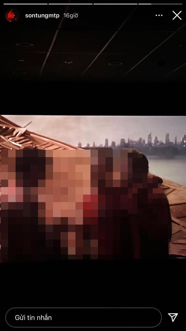 Sơn Tùng gây tranh cãi khi "vô tư" spoil phim trên Instagram. Sơn Tùng gây tranh cãi khi "vô tư" spoil phim trên Instagram.