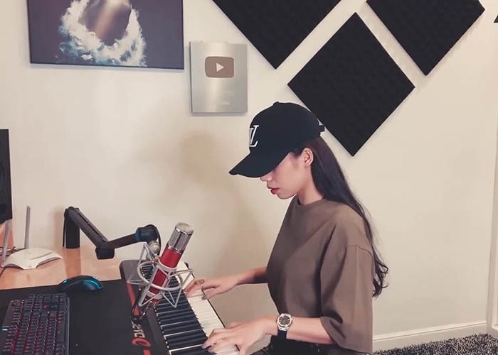 Hương Ly tạo dấu ấn riêng với hình ảnh vừa hát vừa chơi nhạc cụ trên YouTube.