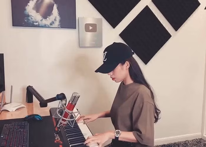 Hương Ly tạo dấu ấn riêng với hình ảnh vừa hát vừa chơi nhạc cụ trên YouTube.