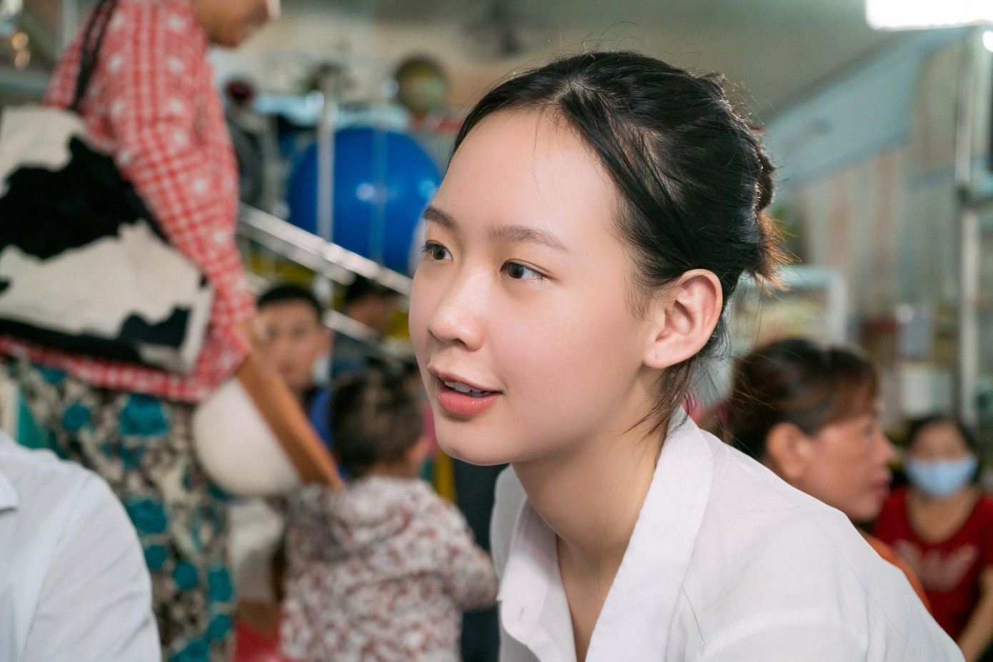 Thần sắc rạng rỡ cùng đường nét gương mặt hài hoà giúp Á hậu Bảo Ngọc chiếm trọn spotlight dù chỉ để mặt mộc. Thần sắc rạng rỡ cùng đường nét gương mặt hài hoà giúp Á hậu Bảo Ngọc chiếm trọn spotlight dù chỉ để mặt mộc.