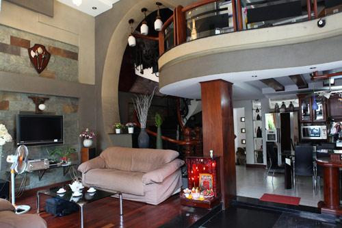 Thiết kế bên trong căn biệt thự chủ yếu là tông trắng - xám. Nội thất trong tổ ấm của vợ chồng Lý Hải - Minh Hà cũng được bài trí khá tinh tế.