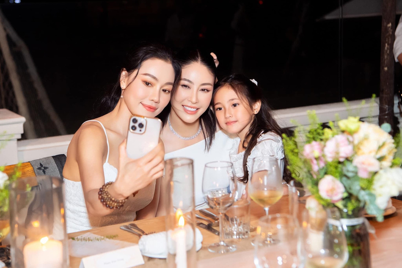 Cô bé cũng thường xuyên xuất hiện cùng mẹ tại các sự kiện lớn nhỏ. Cô bé cũng thường xuyên xuất hiện cùng mẹ tại các sự kiện lớn nhỏ.