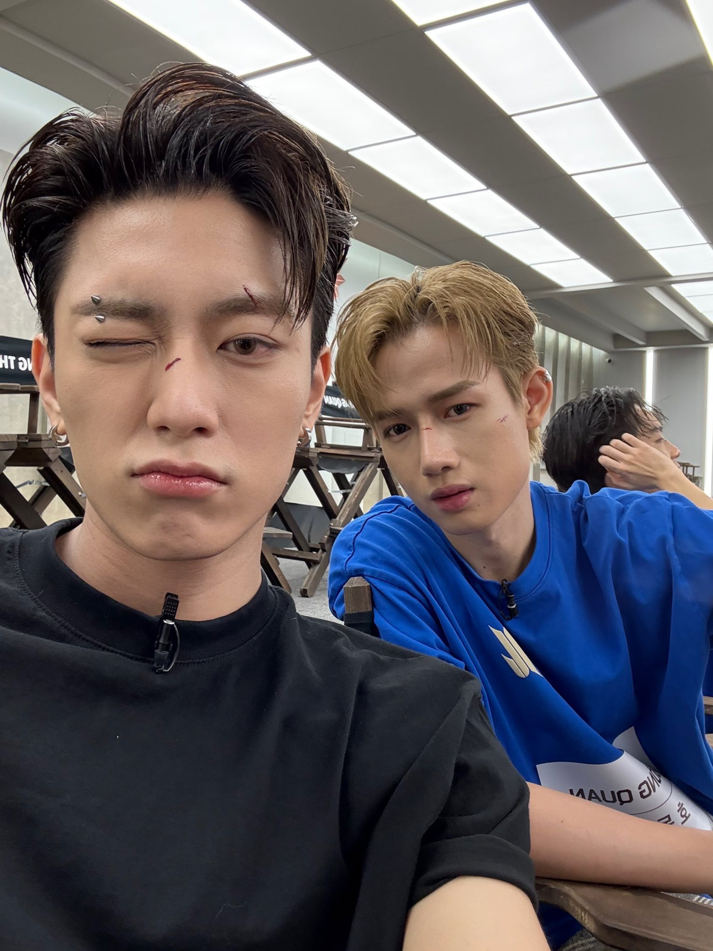 Cặp bạn thân khoe visual "nét căng" tại hậu trường Tân Binh Toàn Năng. Nguồn ảnh: FBNV. Cặp bạn thân khoe visual "nét căng" tại hậu trường Tân Binh Toàn Năng. Nguồn ảnh: FBNV.