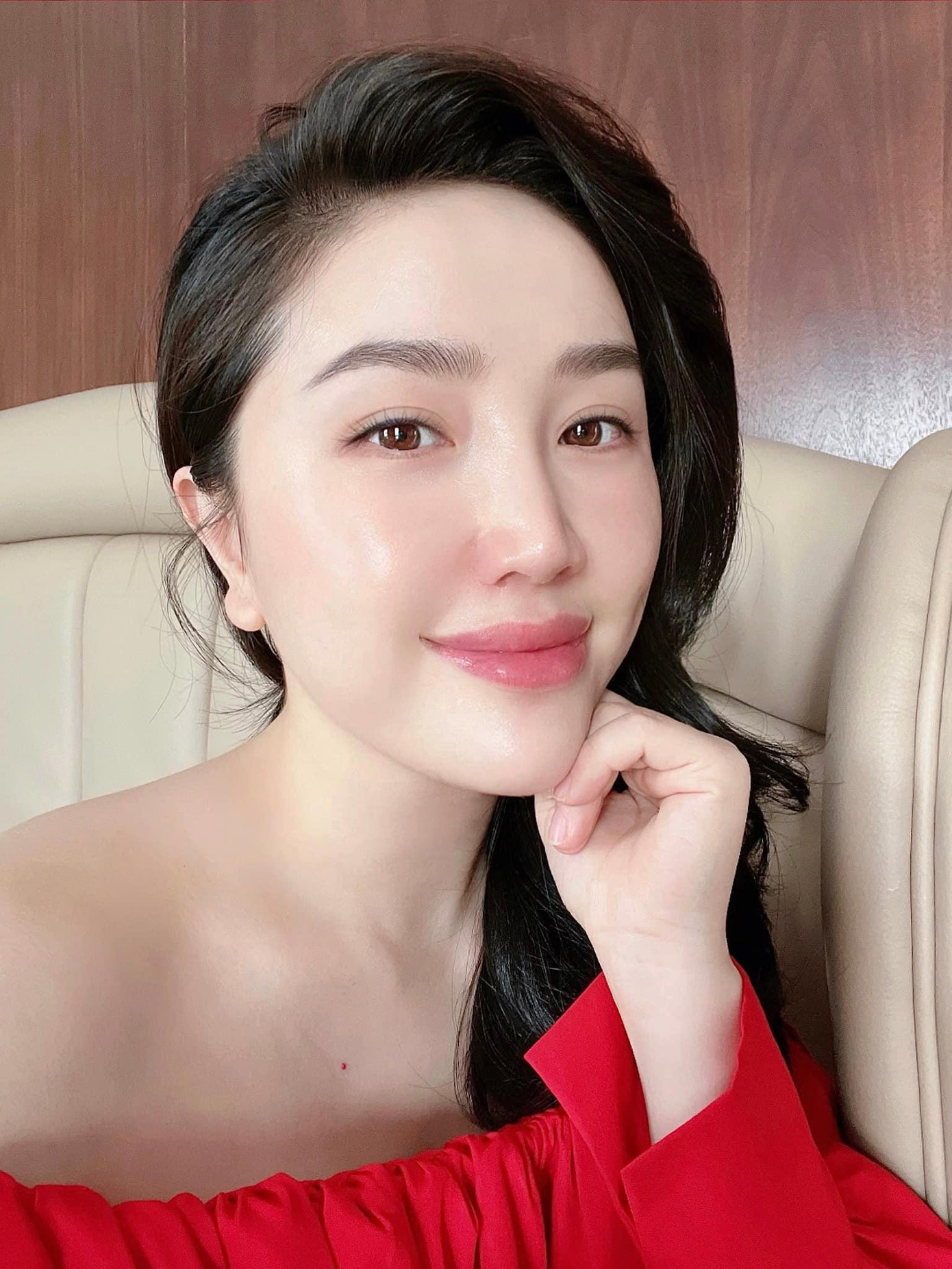 Người đẹp 8X sở hữu làn da căng bóng, mịn màng không tỳ vết.