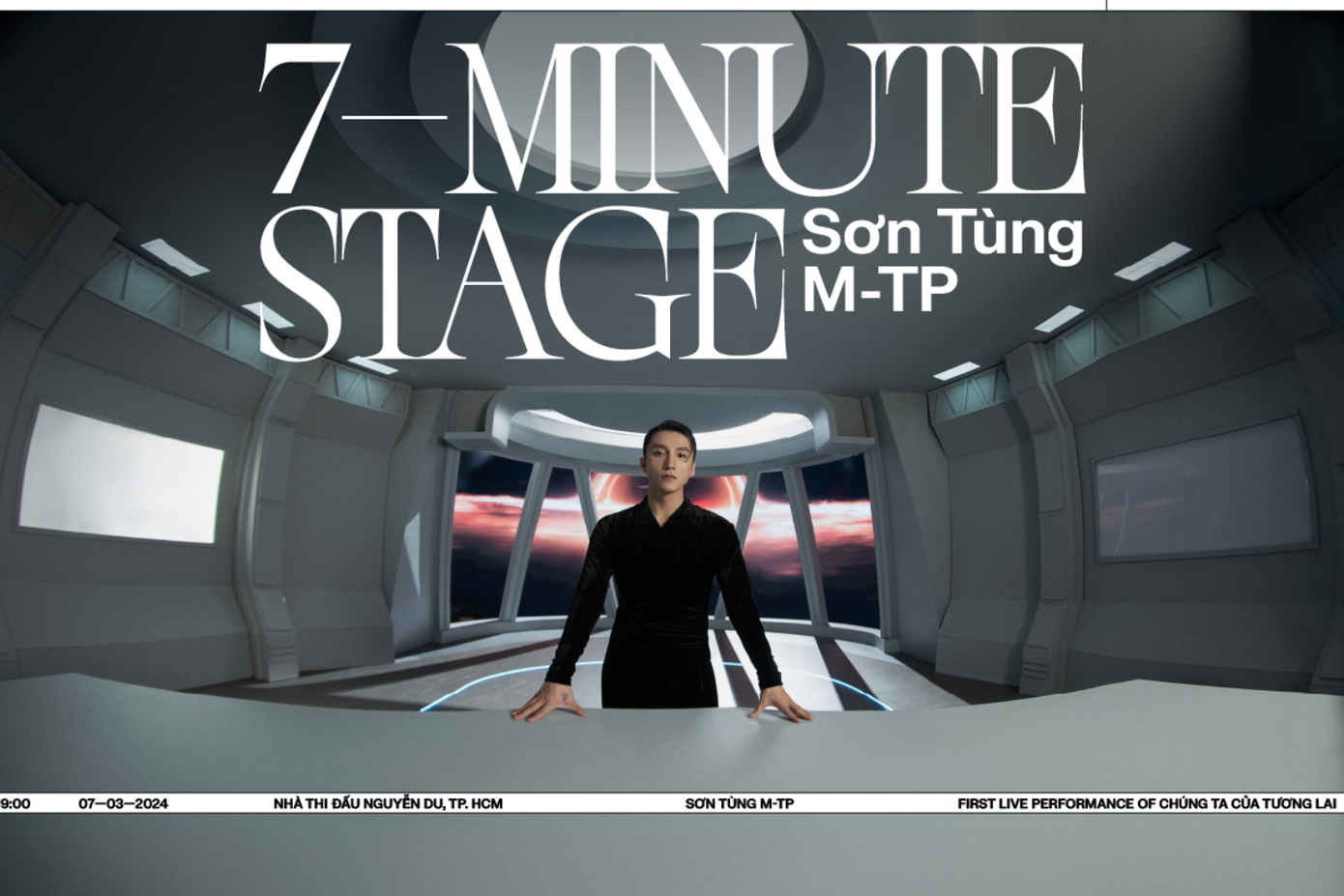 Trong poster quảng bá cho show diễn 7 phút vừa được công bố, Sơn Tùng đứng trong không gian như khoang tàu du hành thời gian. Trong poster quảng bá cho show diễn 7 phút vừa được công bố, Sơn Tùng đứng trong không gian như khoang tàu du hành thời gian.