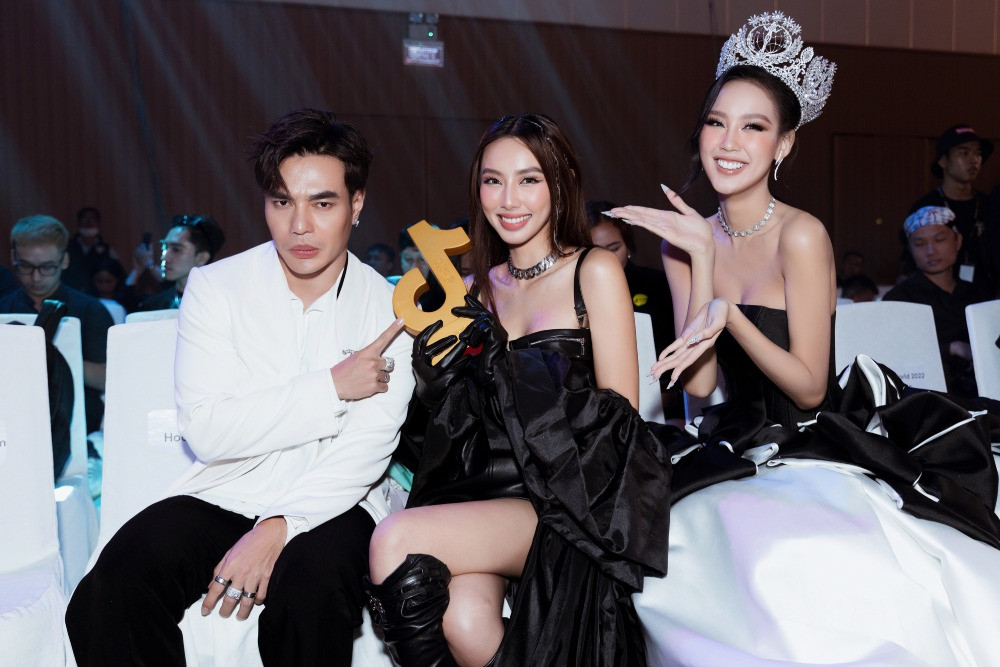 Hoa hậu Thùy Tiên mang đến hình tượng miêu nữ quyến rũ với phần tay choàng dài 2 mét tại lễ trao giải.