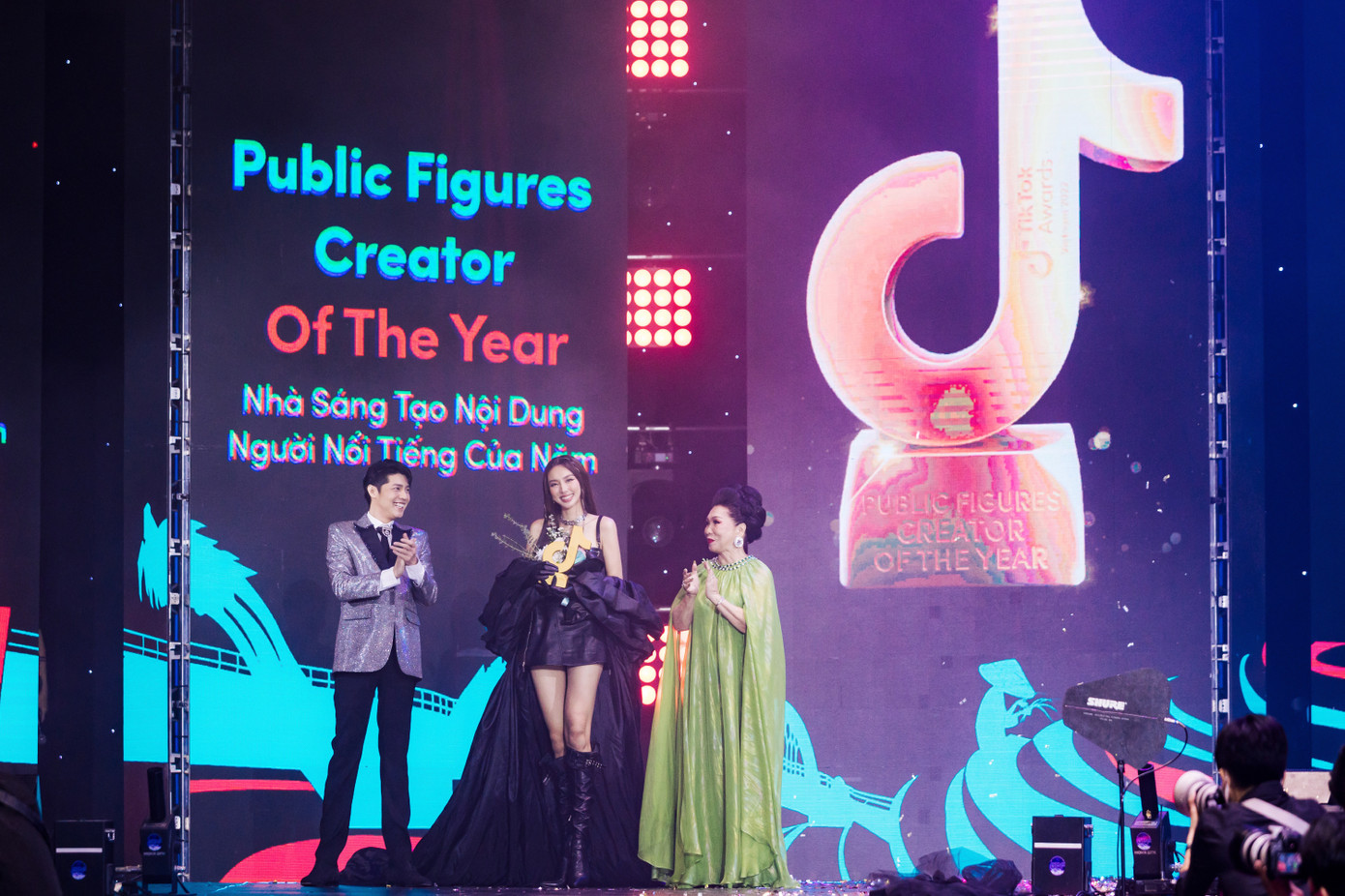 Thùy Tiên đã xuất sắc vượt qua nhiều tên tuổi đình đám để nhận giải thưởng Public Figures Creator of the Year - Nhà sáng tạo nội dung Nghệ sĩ của năm.