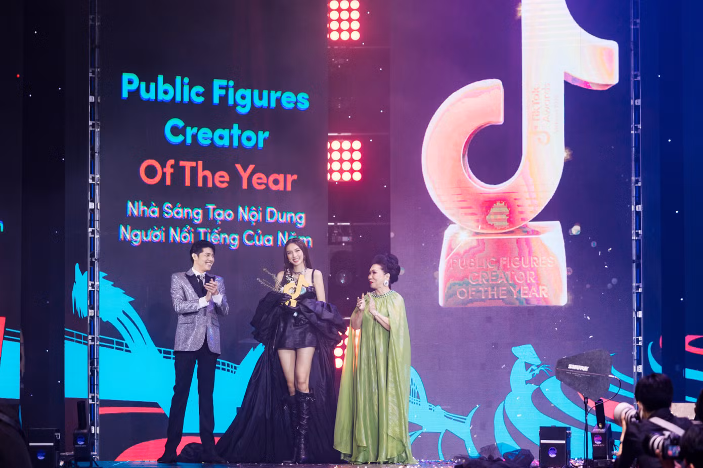 Thùy Tiên đã xuất sắc vượt qua nhiều tên tuổi đình đám để nhận giải thưởng Public Figures Creator of the Year - Nhà sáng tạo nội dung Nghệ sĩ của năm. Thùy Tiên đã xuất sắc vượt qua nhiều tên tuổi đình đám để nhận giải thưởng Public Figures Creator of the Year - Nhà sáng tạo nội dung Nghệ sĩ của năm.
