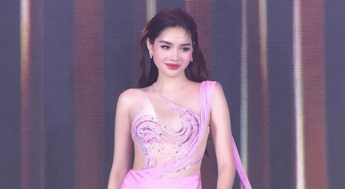 Đan Tiên lộng lẫy trong phần thi đầm dạ hội.