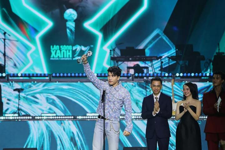 Năm 2024, HIEUTHUHAI "ẵm" trọn ba chiếc cúp tại lễ trao giải Làn Sóng Xanh. Đồng thời, nam rapper cũng lọt Top 10 Nhân Vật Truyền Cảm Hứng của WeChoice Awards. Năm 2024, HIEUTHUHAI "ẵm" trọn ba chiếc cúp tại lễ trao giải Làn Sóng Xanh. Đồng thời, nam rapper cũng lọt Top 10 Nhân Vật Truyền Cảm Hứng của WeChoice Awards.