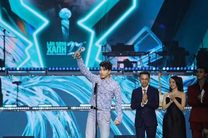 Năm 2024, HIEUTHUHAI "ẵm" trọn ba chiếc cúp tại lễ trao giải Làn Sóng Xanh. Đồng thời, nam rapper cũng lọt Top 10 Nhân Vật Truyền Cảm Hứng của WeChoice Awards.