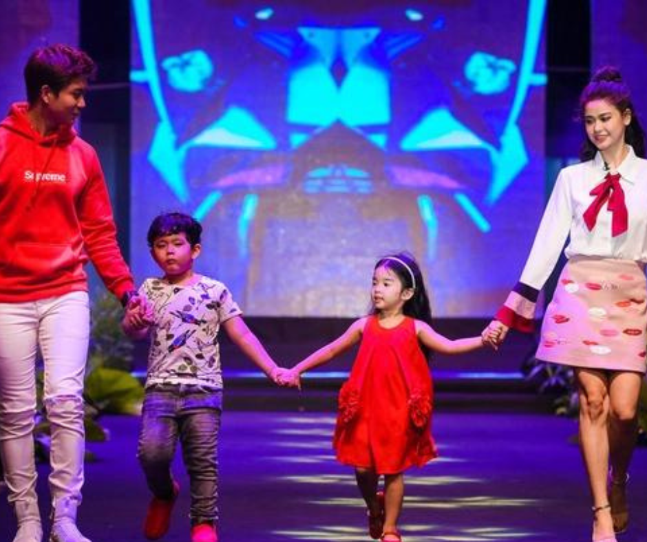 Sushi - con trai Trương Quỳnh Anh từng catwalk tại Tuần lễ Thời trang cùng bố mẹ.