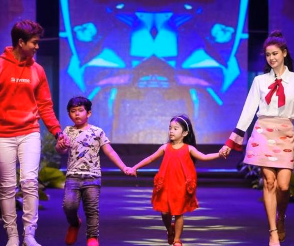 Sushi - con trai Trương Quỳnh Anh từng catwalk tại Tuần lễ Thời trang cùng bố mẹ.