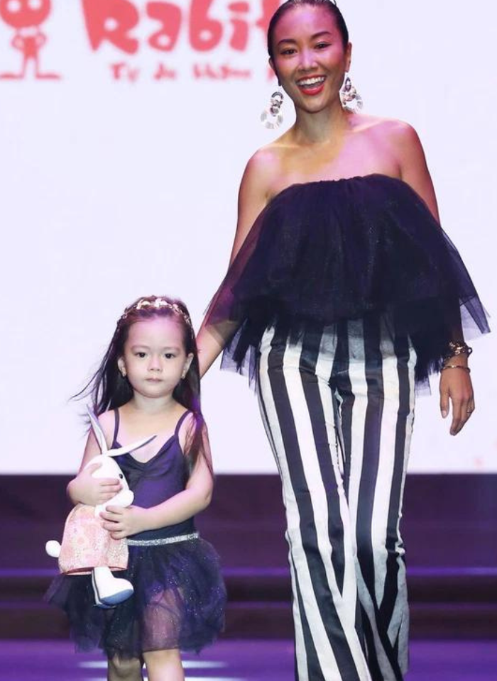 Bé Sol từng trình diễn cùng mẹ tại Tuần lễ Thời trang nhí 2017.