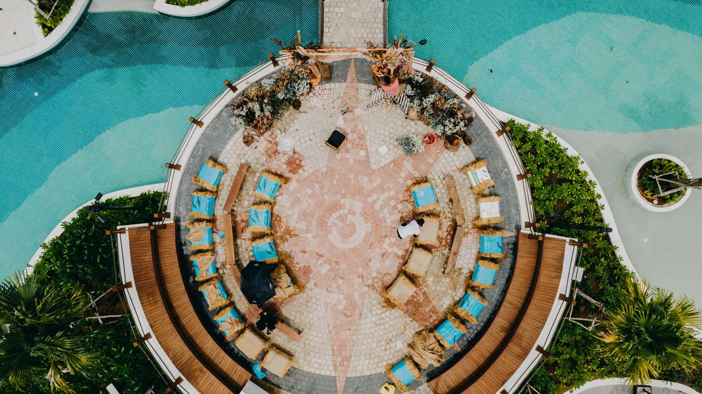 Rất nhiều loài hoa với gam màu rực rỡ được bài trí tại khu vực lễ đường. Rất nhiều loài hoa với gam màu rực rỡ được bài trí tại khu vực lễ đường.