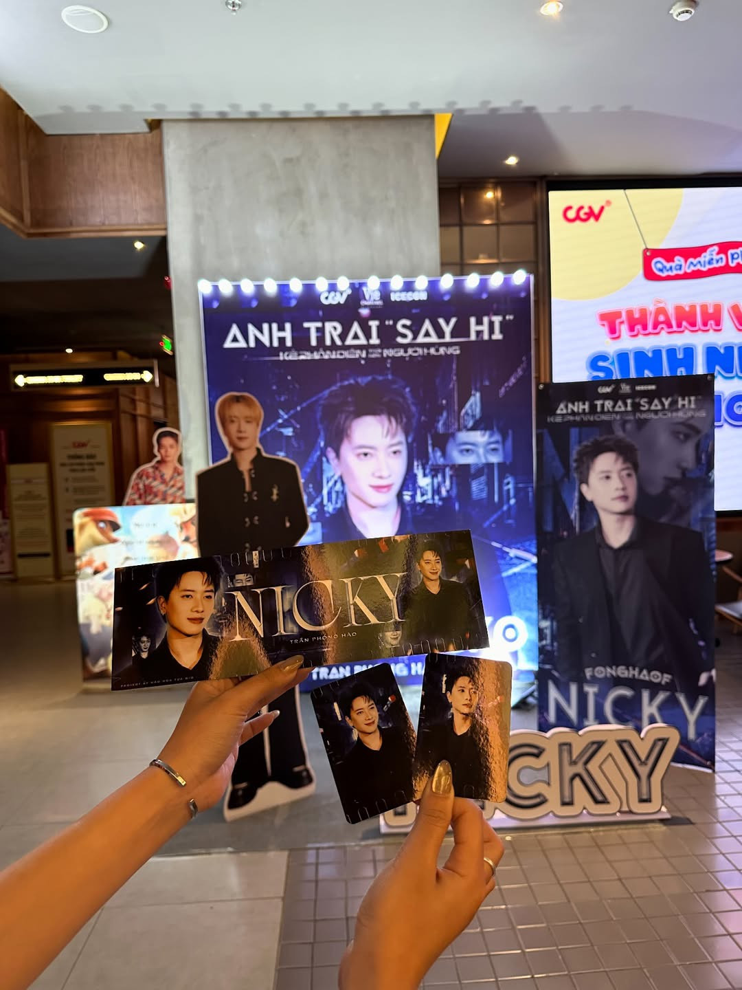 Người hâm mộ "anh trai" Nicky cũng chuẩn bị sẵn bộ "dấu hiệu nhận diện" khi đến rạp.