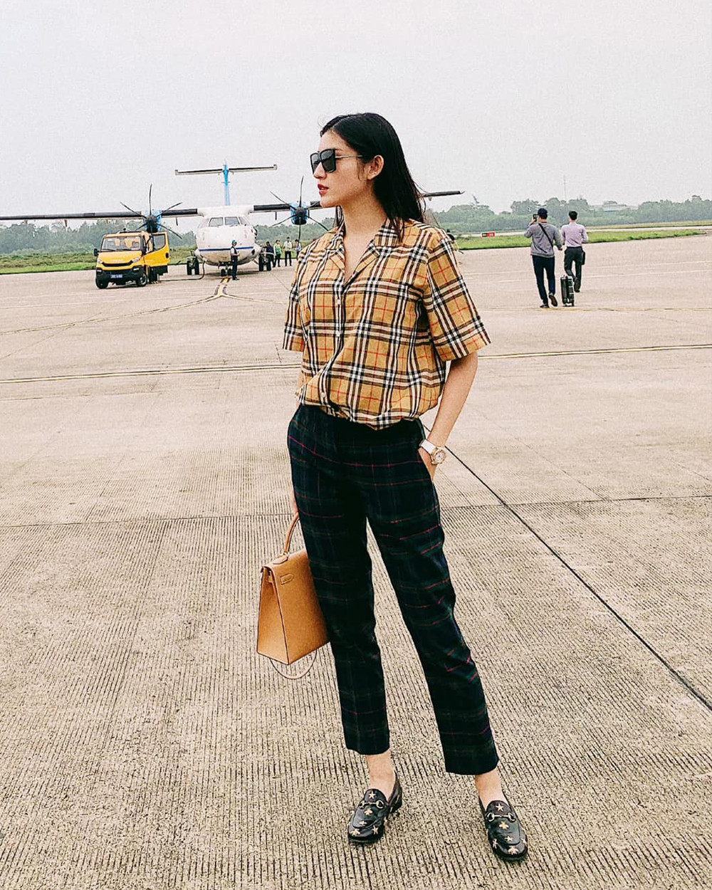Diện chiếc áo Burberry kẻ sọc, mỹ nhân phối cùng túi Hermès ton-sur-ton.