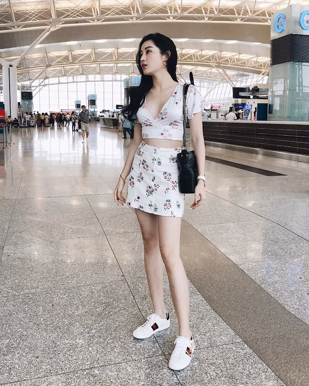 Á hậu Huyền My khoe dáng ở sân bay với crop-top và chân váy phối cùng túi Chanel Gabrielle có giá dao động từ 85 triệu đồng.