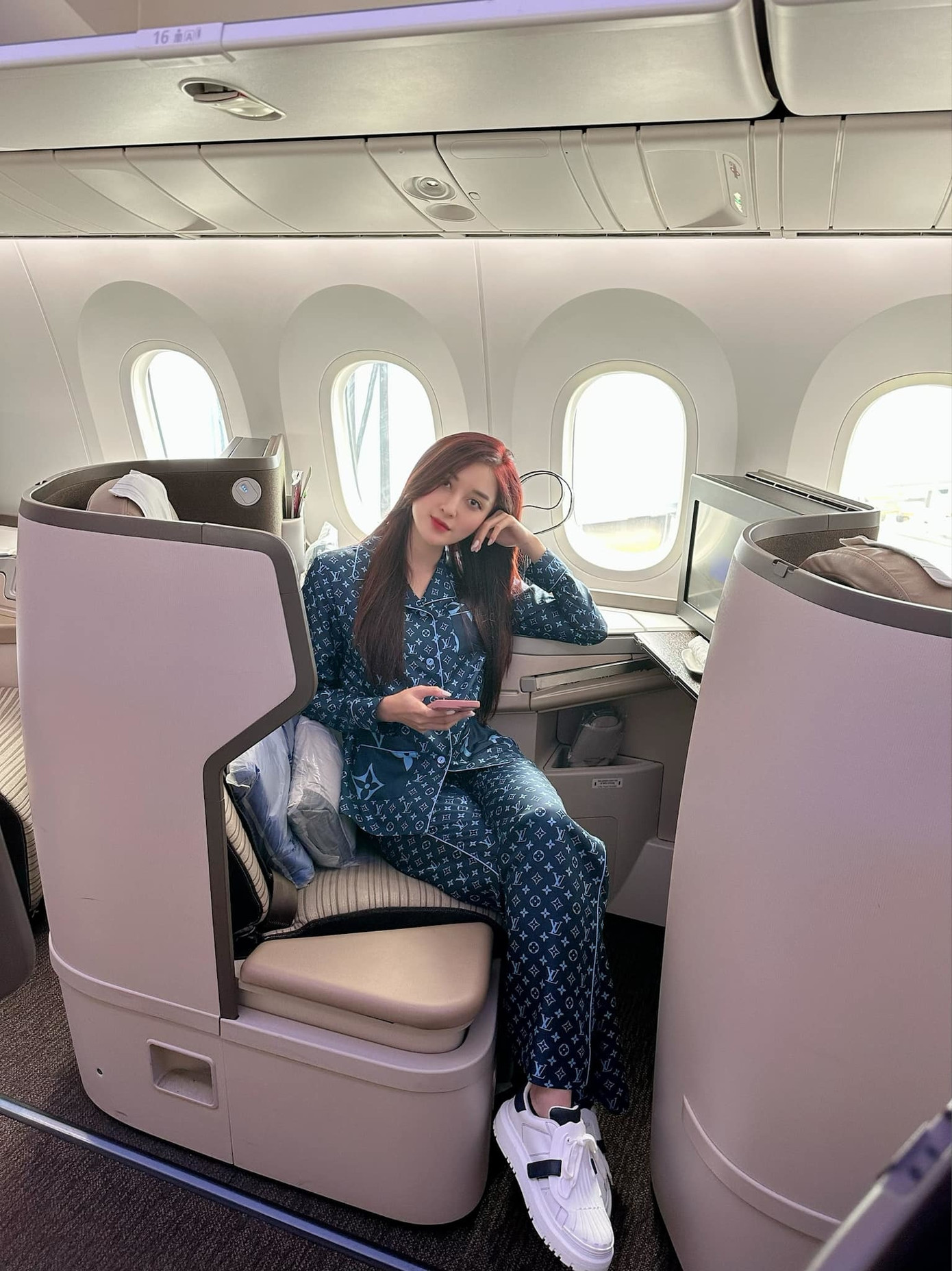 Trong chuyến bay dài đến châu Âu, Huyền My check-in cùng bộ pyjama của Louis Vuitton có giá 100 triệu đồng.