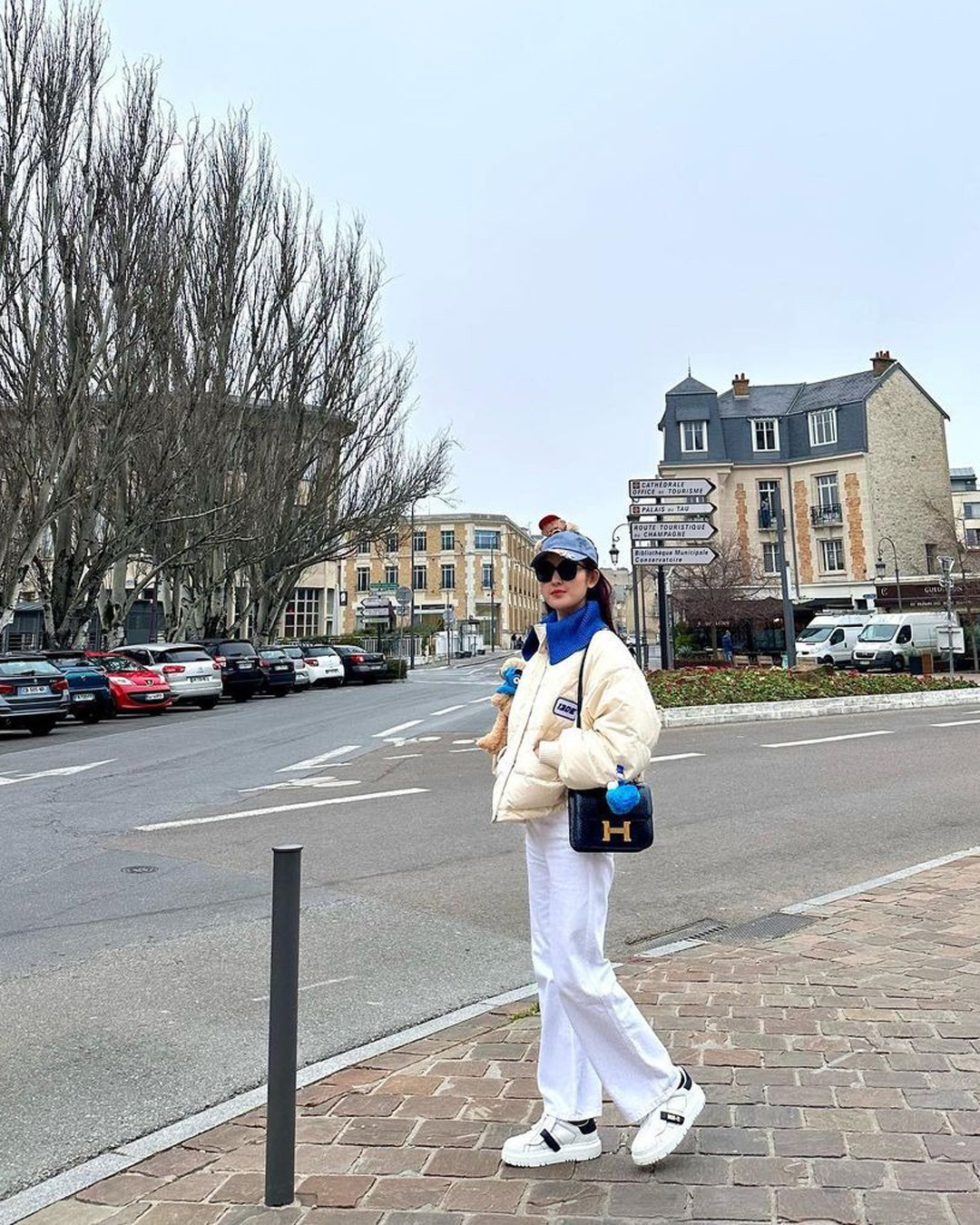 Túi Hermès Constance được Huyền My "ưu ái" trong suốt chuyến du lịch trời Âu có giá khoảng 600 triệu đồng.