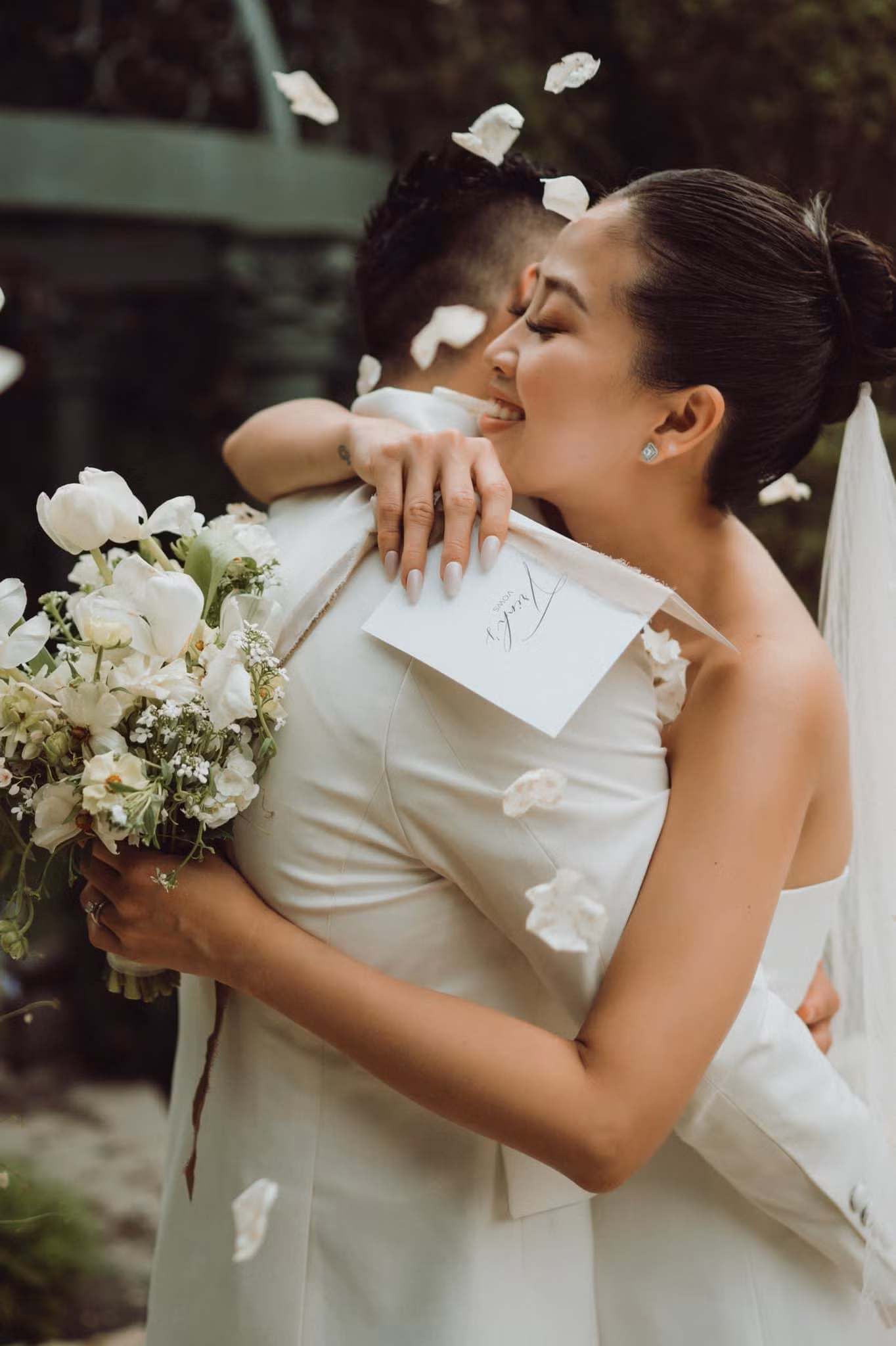 Bộ ảnh cưới đẹp như cổ tích của Liêu Hà Trinh được thực hiện trong bối cảnh nhiều cây xanh. Bộ ảnh cưới đẹp như cổ tích của Liêu Hà Trinh được thực hiện trong bối cảnh nhiều cây xanh.