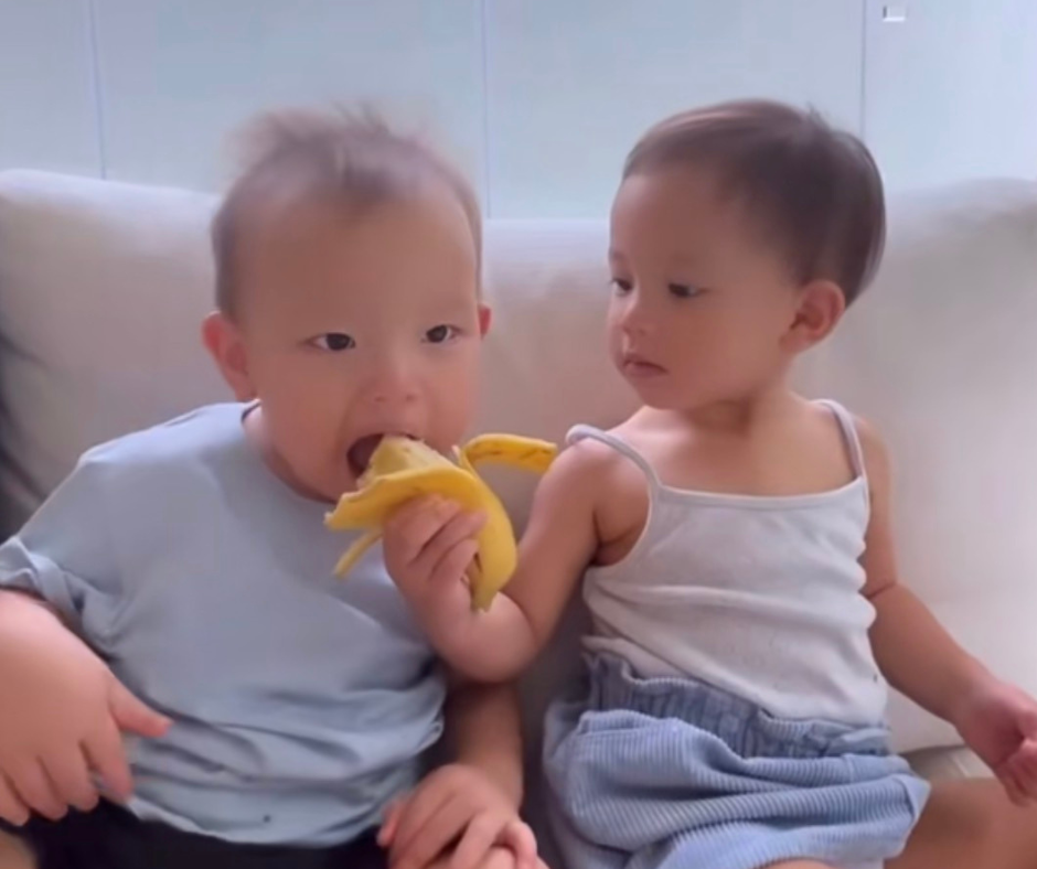 Lisa thường xuyên chia sẻ đồ ăn với em. Lisa thường xuyên chia sẻ đồ ăn với em.