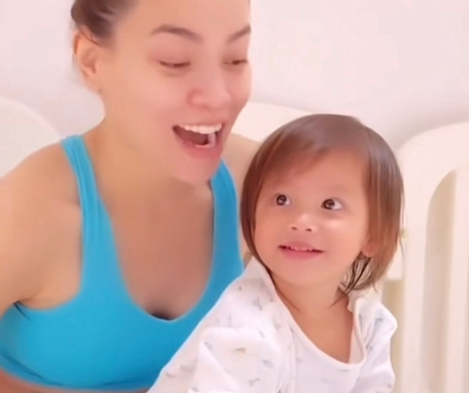 Cô bé cũng thể hiện sự thông minh khi thuộc lời bài hát mới của mẹ. Cô bé cũng thể hiện sự thông minh khi thuộc lời bài hát mới của mẹ.