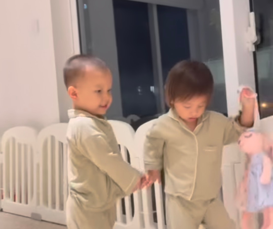 "Cậu Ú" nắm tay chị và nhắc nhở: "Lisa, ôm tí, ôm tí" khi đang cùng chơi đùa tại nhà. "Cậu Ú" nắm tay chị và nhắc nhở: "Lisa, ôm tí, ôm tí" khi đang cùng chơi đùa tại nhà.