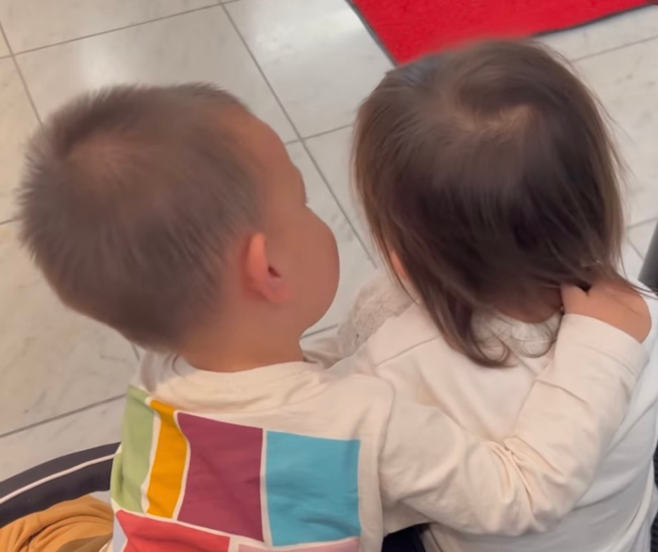 "Siêu quậy" nhà Hà Hồ ôm hôn chị ở sân bay. "Siêu quậy" nhà Hà Hồ ôm hôn chị ở sân bay.