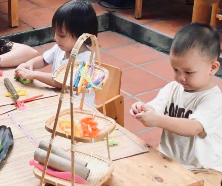 Leon - Lisa cùng chơi đồ hàng ở trường. Leon - Lisa cùng chơi đồ hàng ở trường.