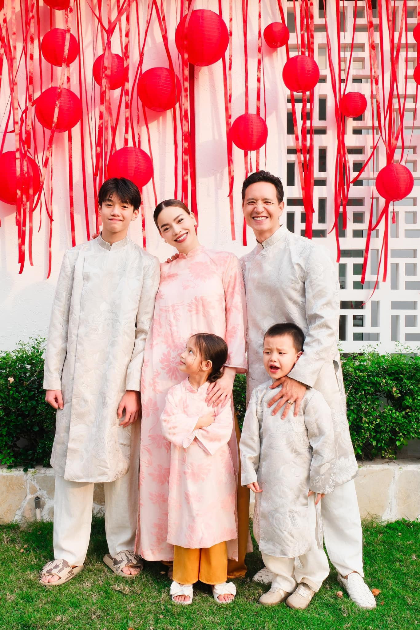 Bộ ảnh Tết gia đình của Hồ Ngọc Hà - Kim Lý.