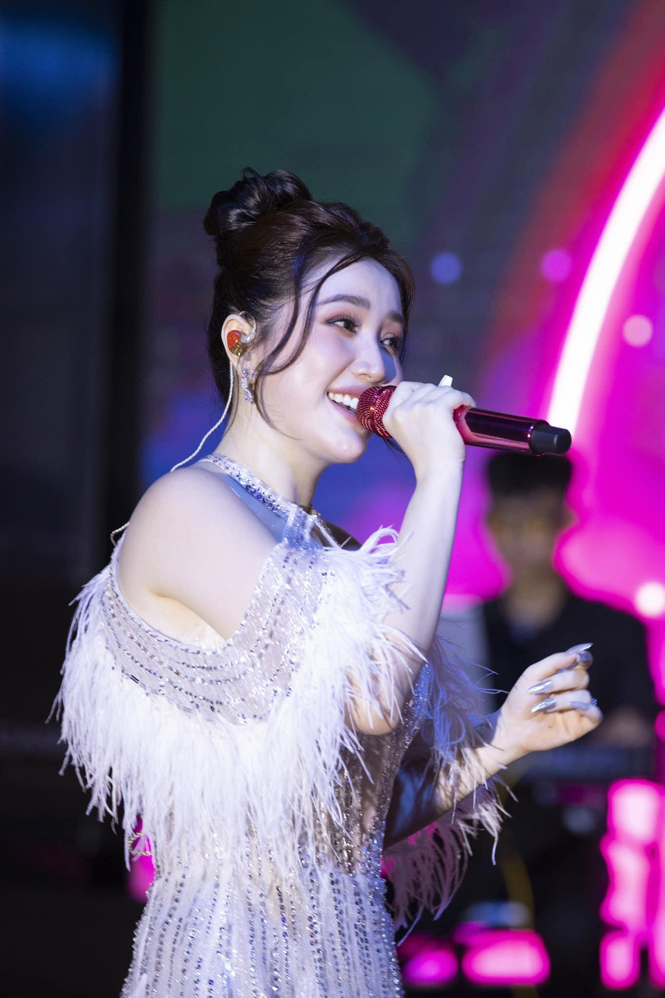 Bảo Thy tiết lộ sẽ cho ra mắt sản phẩm mới trong thời gian tới. Bảo Thy tiết lộ sẽ cho ra mắt sản phẩm mới trong thời gian tới.