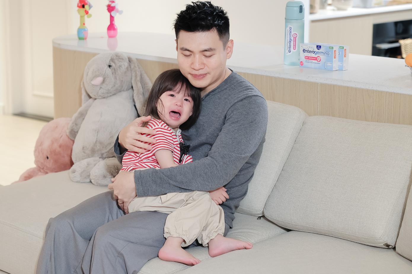 Pam Yêu Ơi tủi thân sau khi chia tay với mẹ Salim trong tập 10 Mẹ Vắng Nhà Ba Là Siêu Nhân. Nguồn ảnh: BTC.