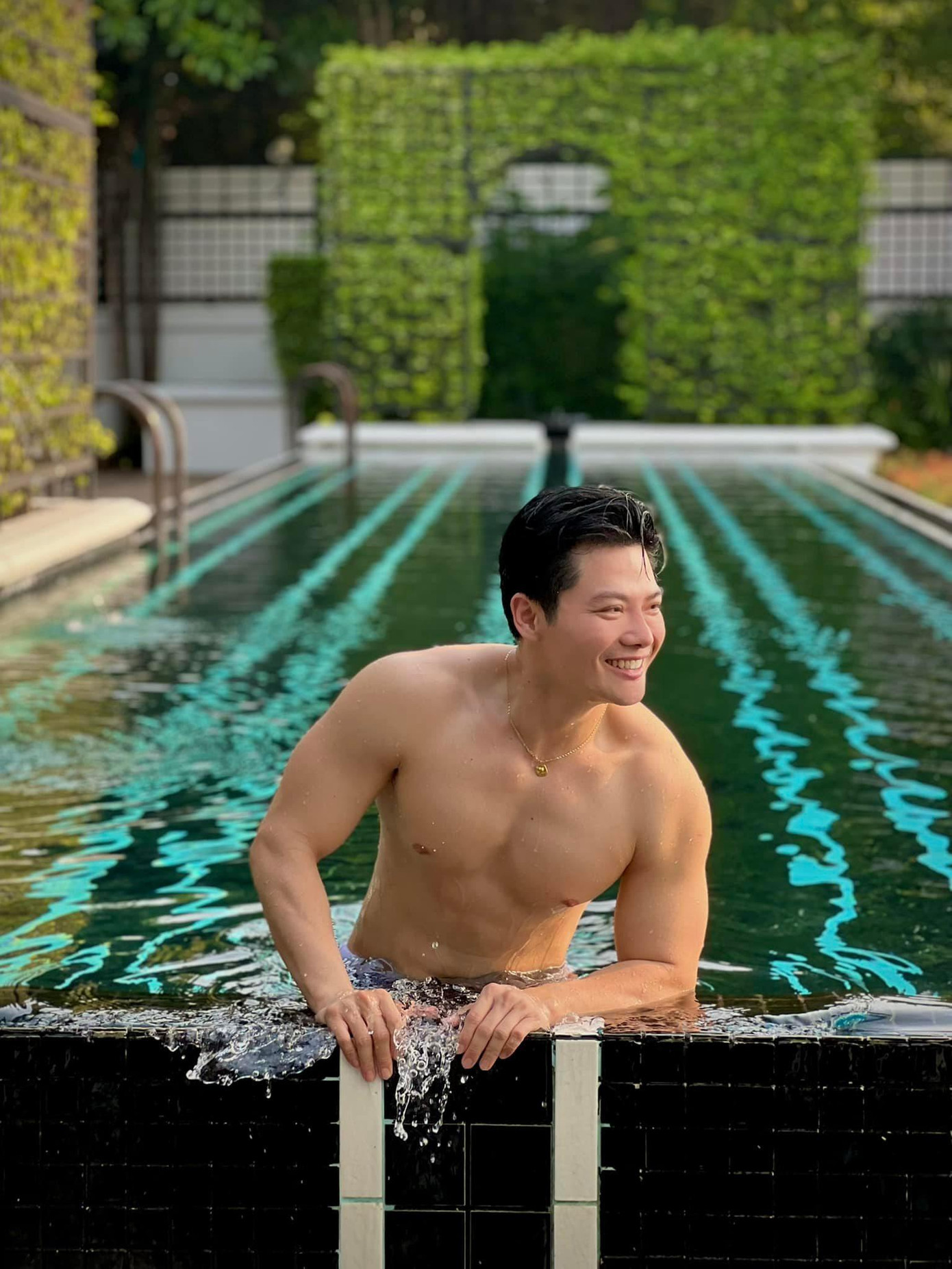 Thân hình "xịn đét" của Henry V. Bảo.