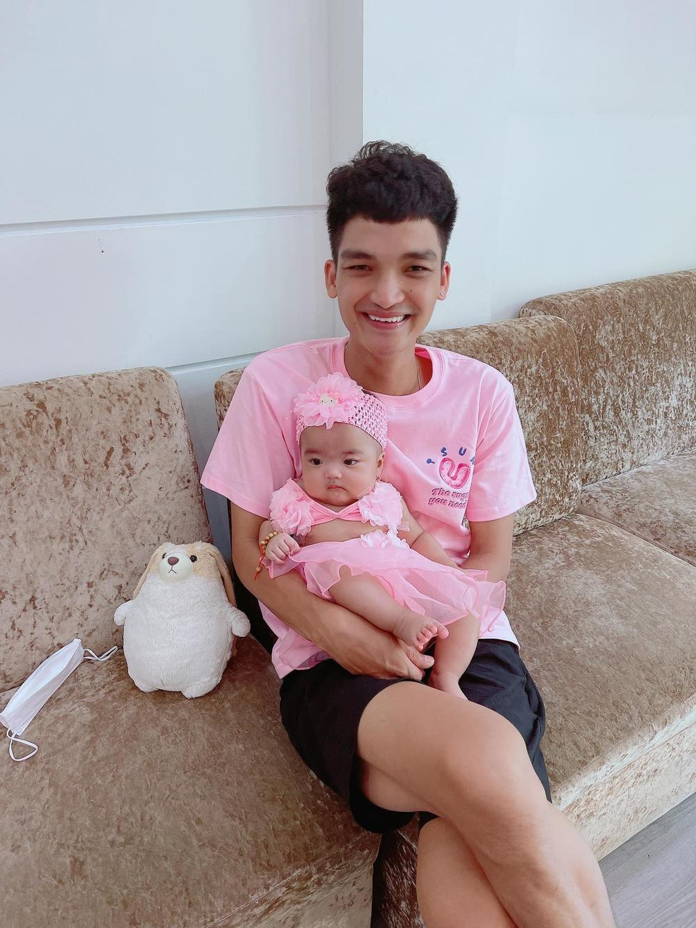 Loạt ảnh diện đồ hồng "cưng xỉu" của gia đình Mạc Văn Khoa. Loạt ảnh diện đồ hồng "cưng xỉu" của gia đình Mạc Văn Khoa.