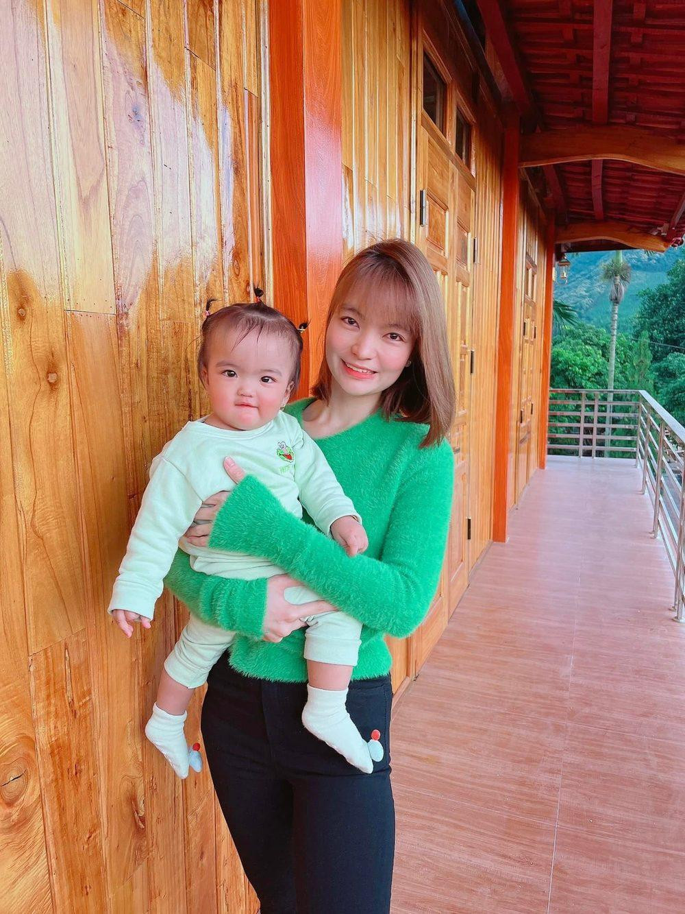 Giờ đây, "cô Hai bún đậu" đã biết "pose dáng" tươi như hoa cùng mẹ. Giờ đây, "cô Hai bún đậu" đã biết "pose dáng" tươi như hoa cùng mẹ.