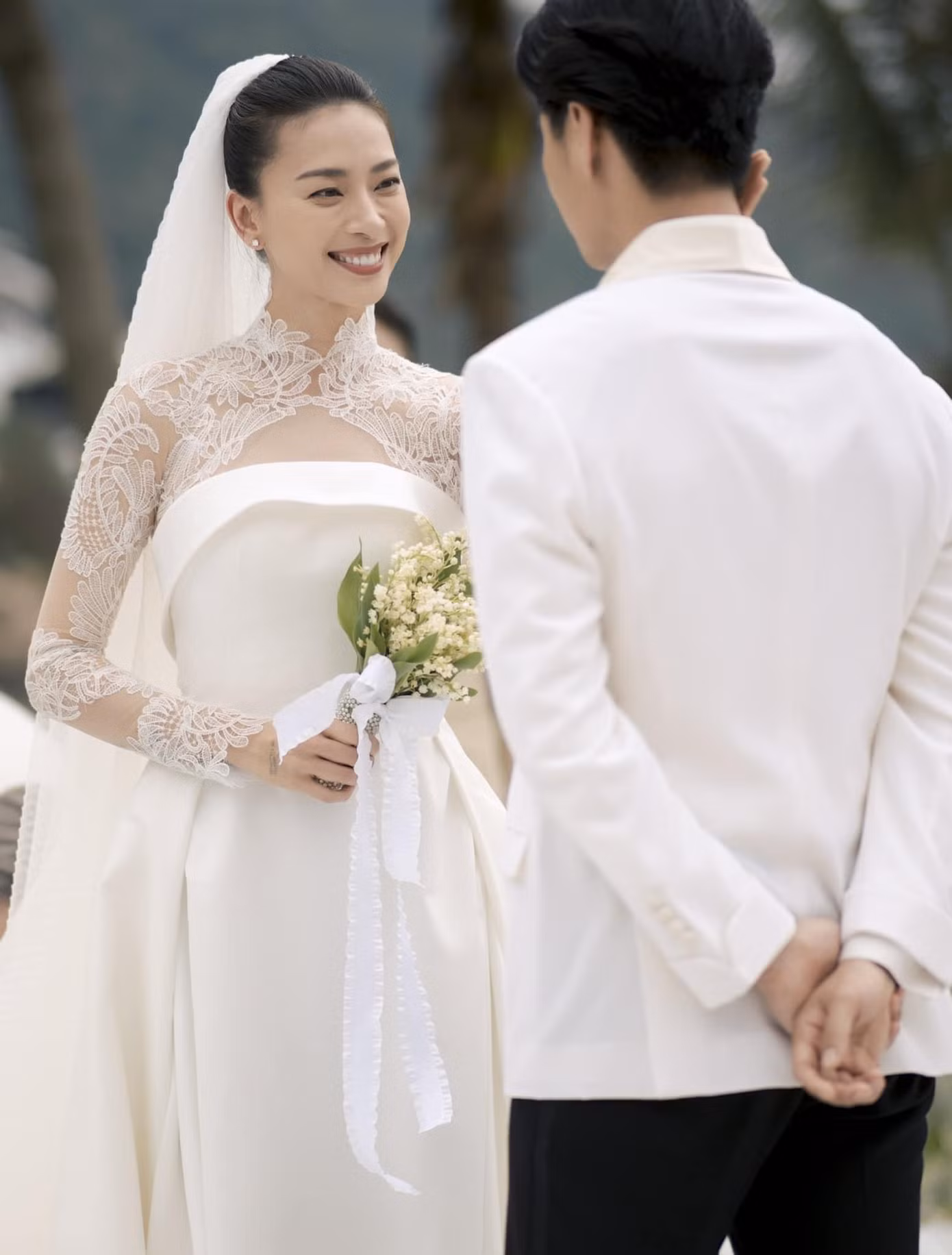 Cận cảnh chiếc váy cưới của cô dâu Ngô Thanh Vân. Cận cảnh chiếc váy cưới của cô dâu Ngô Thanh Vân.