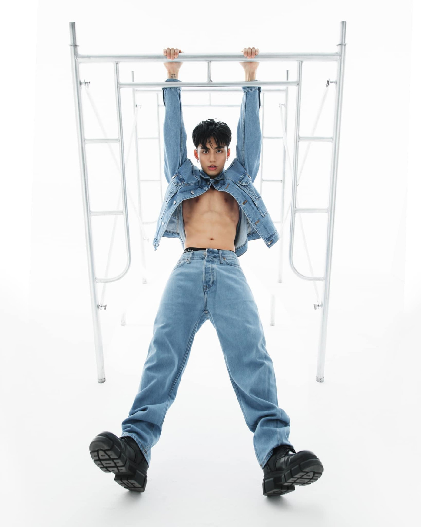 Nam ca sĩ được nhận xét là ngày càng "thăng hạng" nhan sắc và phong độ. Nam ca sĩ được nhận xét là ngày càng "thăng hạng" nhan sắc và phong độ.