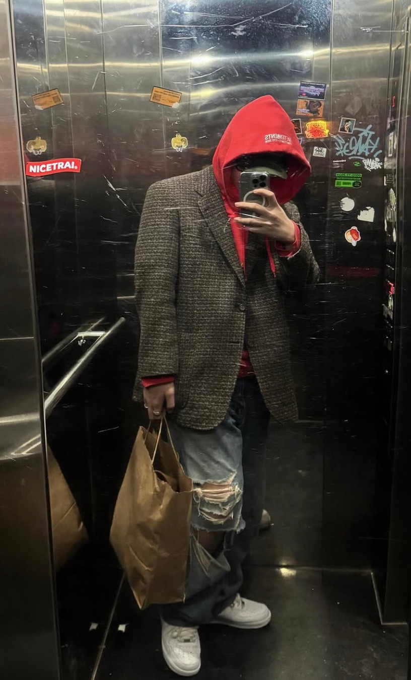 Chọn áo vest mặc cùng hoodie, Kewtiie phối thêm với quần jeans và giày sneakers trắng để tổng thể hài hòa. Chọn áo vest mặc cùng hoodie, Kewtiie phối thêm với quần jeans và giày sneakers trắng để tổng thể hài hòa.